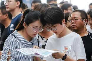 内线还是蛮稳的！锡安12投7中拿到15分8篮板3助攻2抢断